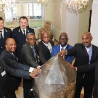 Послы африканских стран около «Малютки» Послы африканских стран около «Малютки»