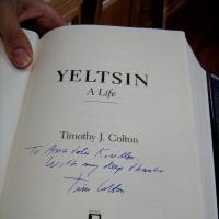 Редкая книга Тима Колтона с дарственной надписью директору Уральского Центра Бориса Ельцина Анатолию Кириллову Редкая книга Тима Колтона с дарственной надписью директору Уральского Центра Бориса Ельцина Анатолию Кириллову