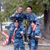 Антон в компании друзей Антон в компании друзей